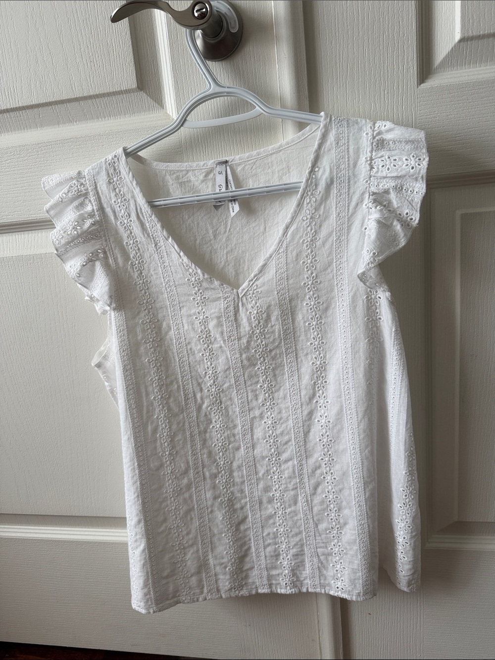 NWOT White Eyelet V-Neck Flutter Sleeve Blouse